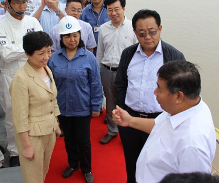 國家海事局、國家能源局領(lǐng)導(dǎo)專家考察海企港華水上躉船式LNG加注站